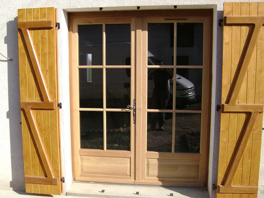 Porte fenêtre et volets en bois